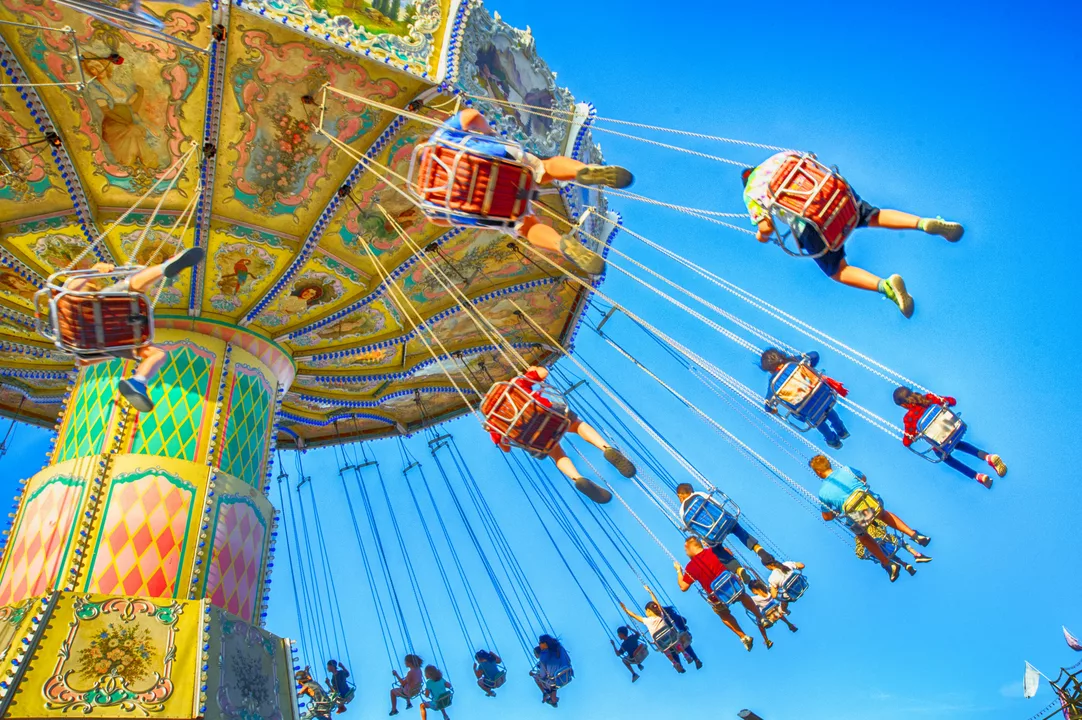 How to deal with dizziness and motion sickness during amusement park rides